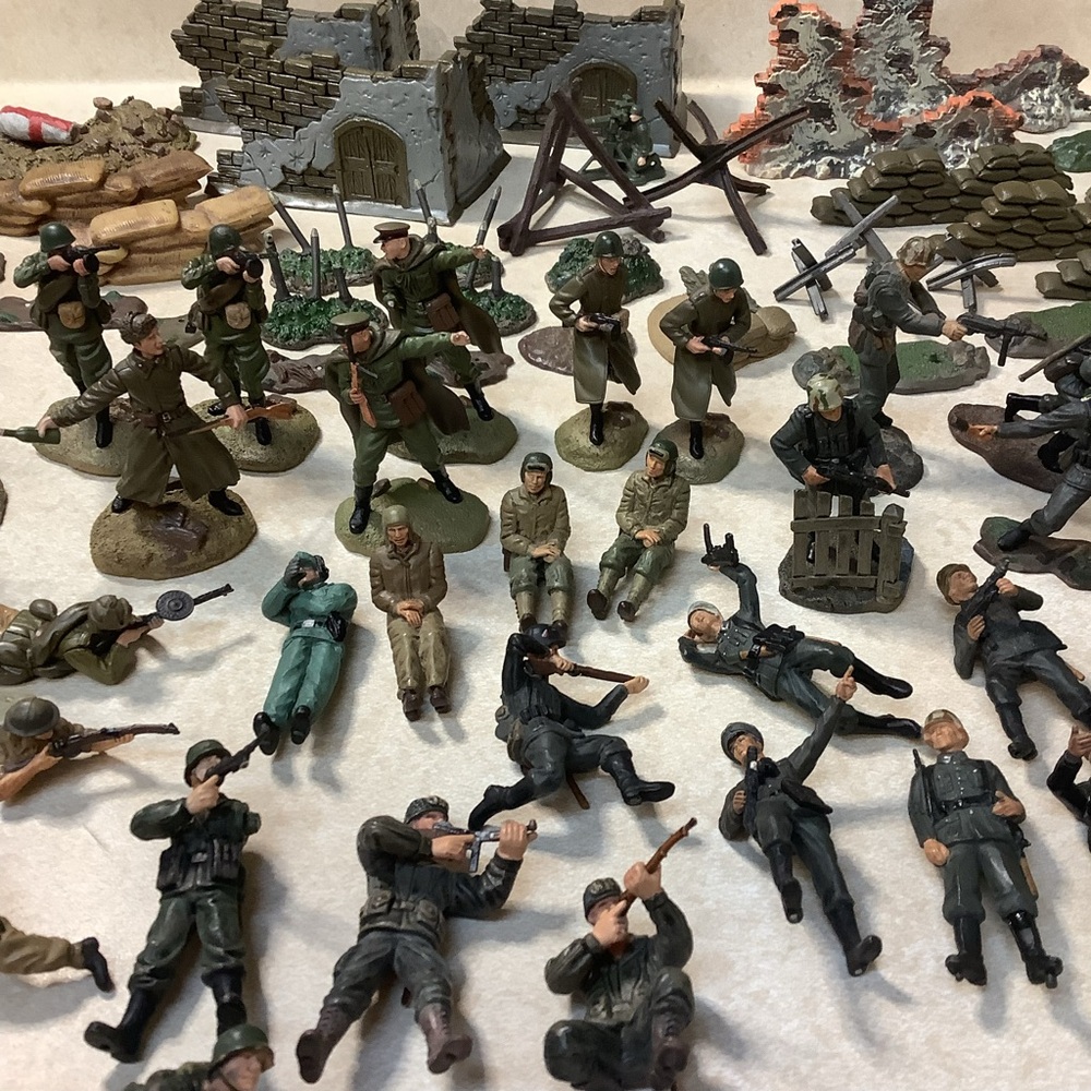 21st Century Toys WWII German Infantry / U.S Soldiers 1:32 w/ Accessories
